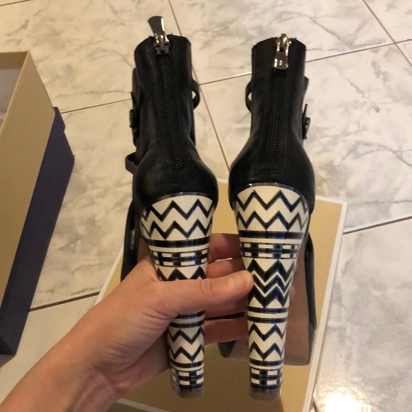 ❌SOLD OUT❌ Bcbgmaxazria cut out booties - Picture 7 of 8